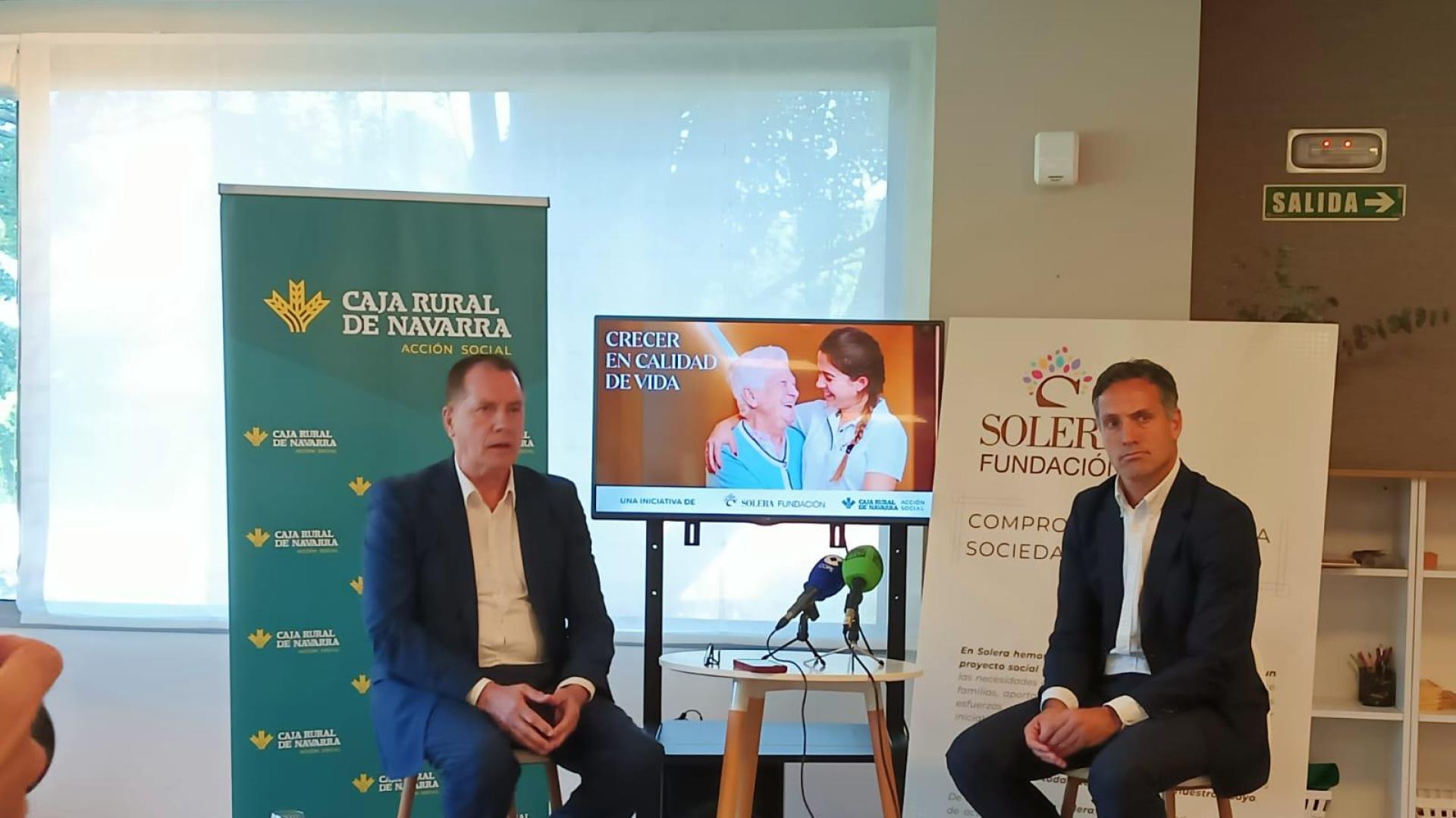 Juan Mari Ayechu, del Área de Acción Social de Caja Rural de Navarra, y Borja Macaya, de Fundación Solera