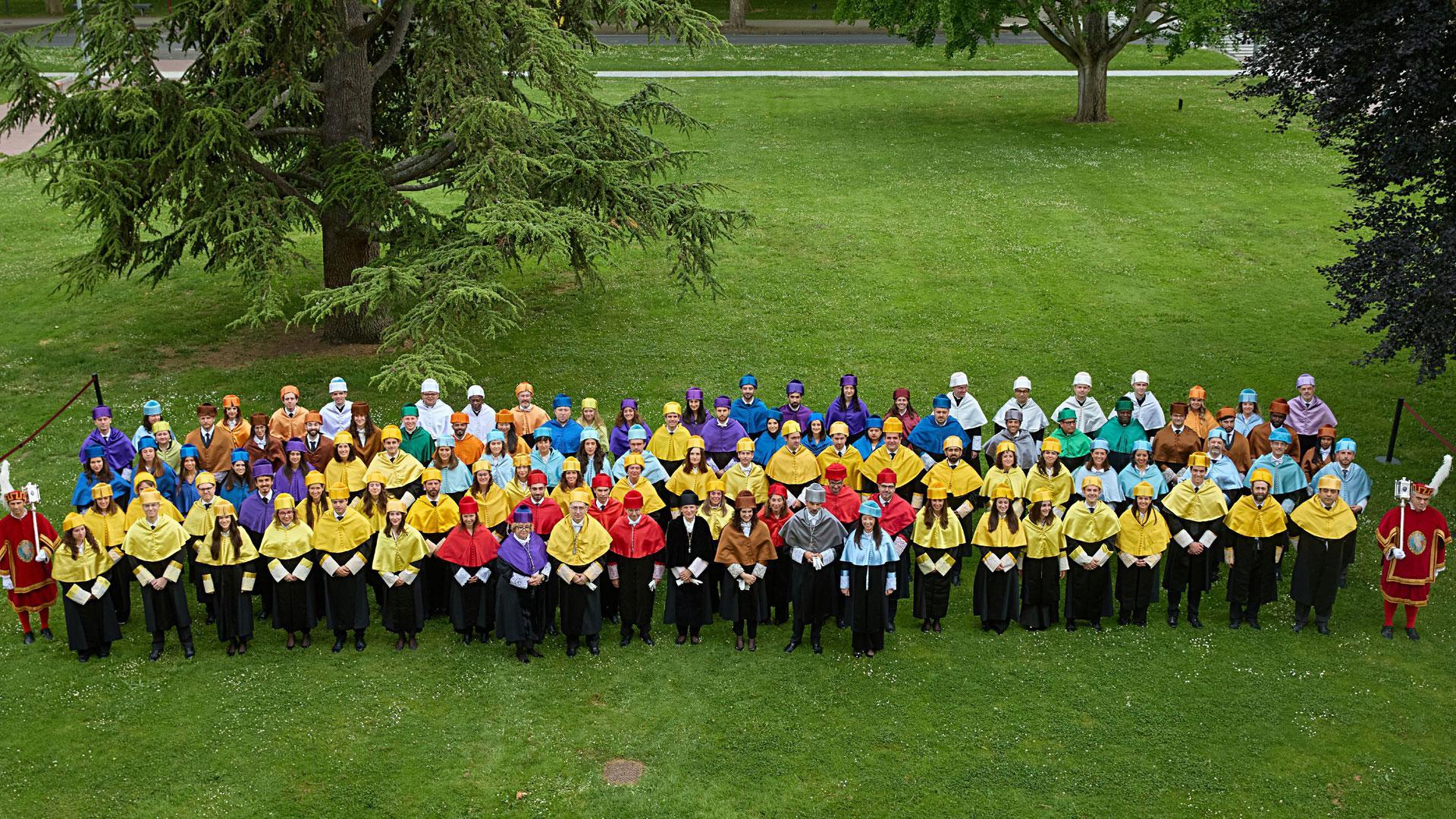 Foto de los 181 doctores de la Universidad de Navarra
