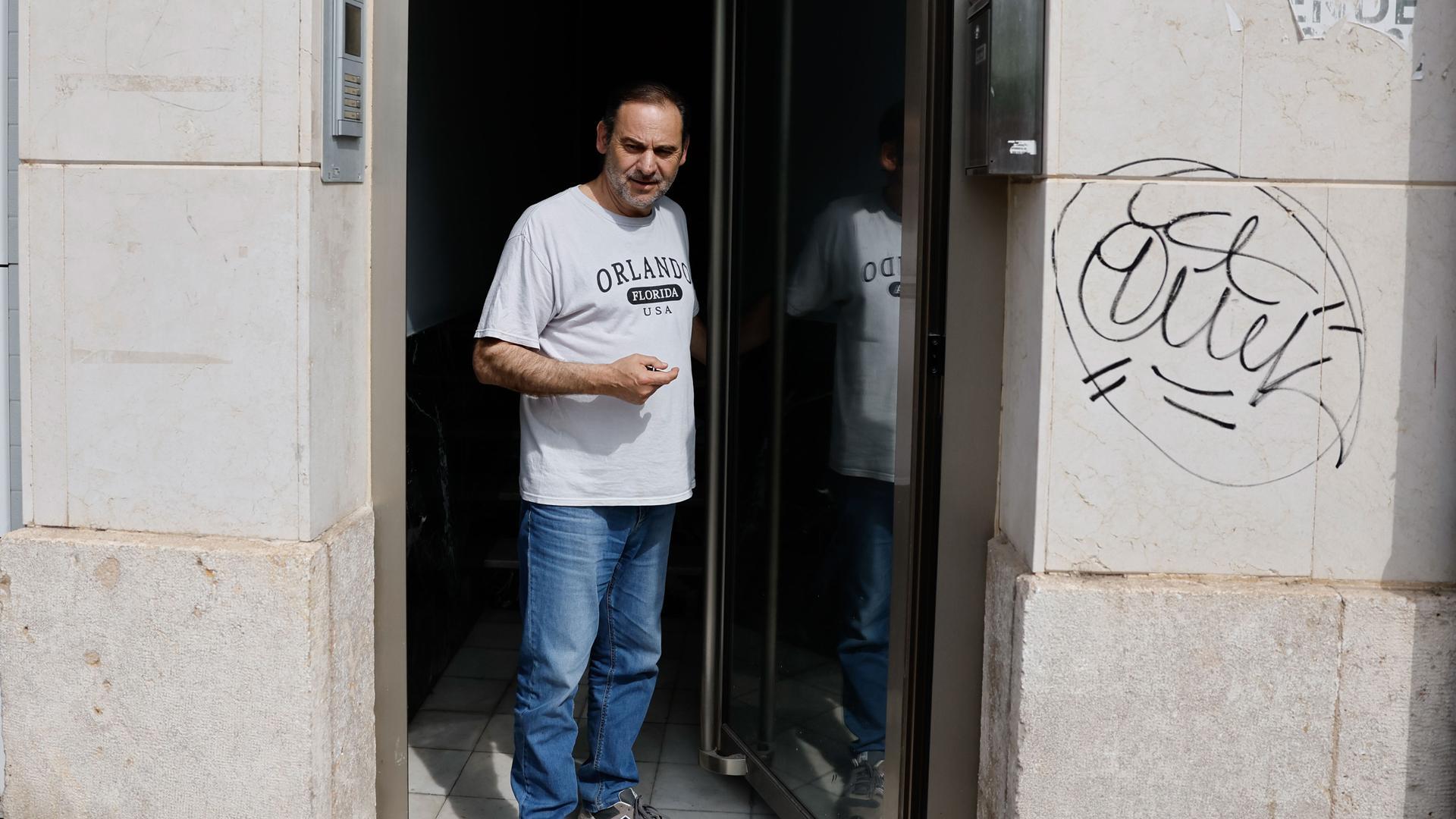 El exministro José Luis Ábalos realiza declaraciones a los medios de comunicación este martes, tras el registro por agentes de la Unidad Central Operativa (UCO) de la Guardia Civil de su vivienda en València