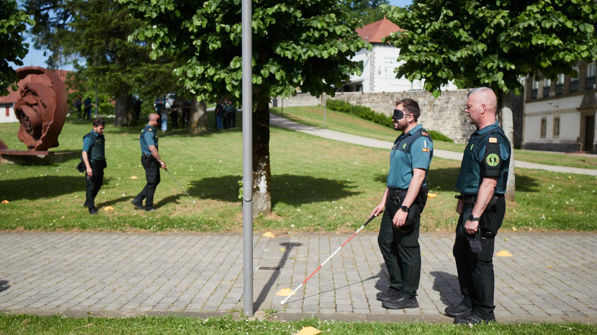 Treinta guardias civiles se ponen en la piel de peregrinos con discapacidad durante una jornada en Roncesvalles