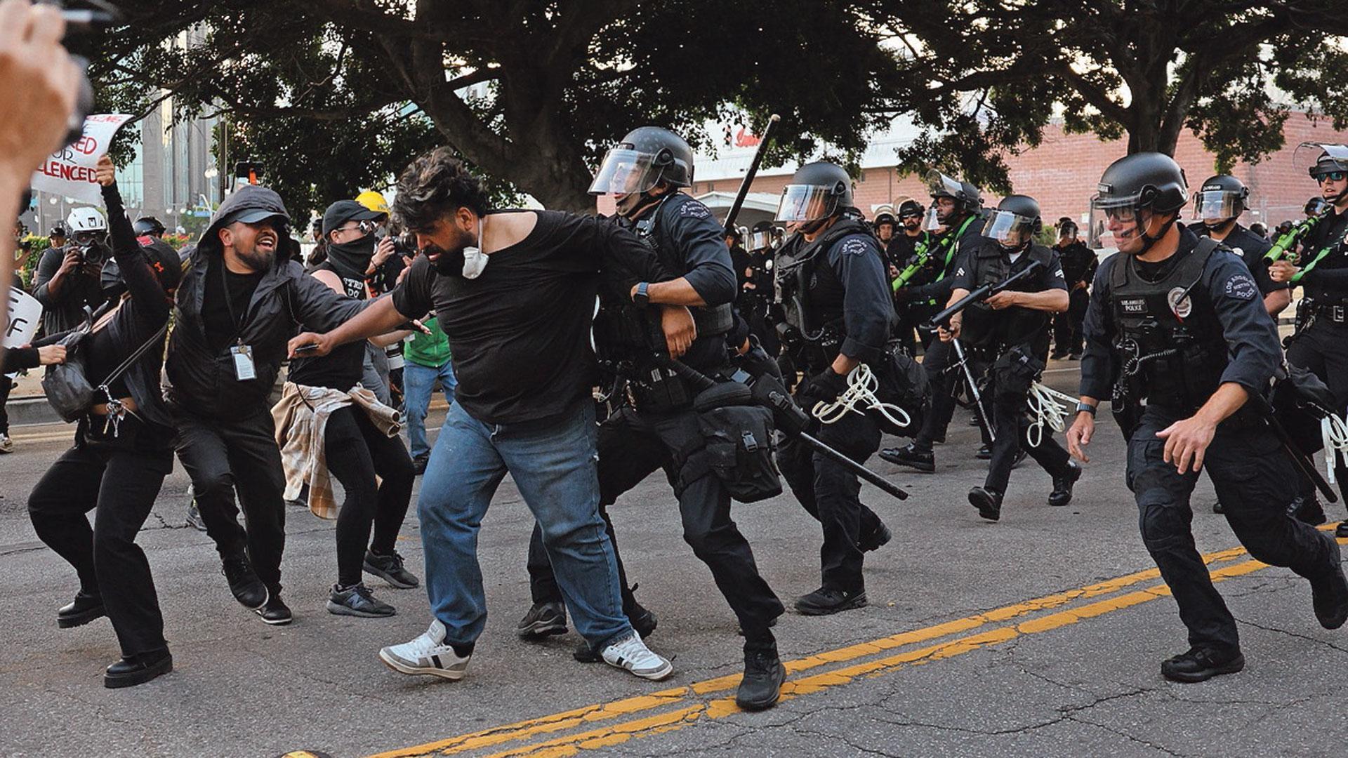 Detención de un manifestante durante una carga de miembros de la Policía de Los Ángeles