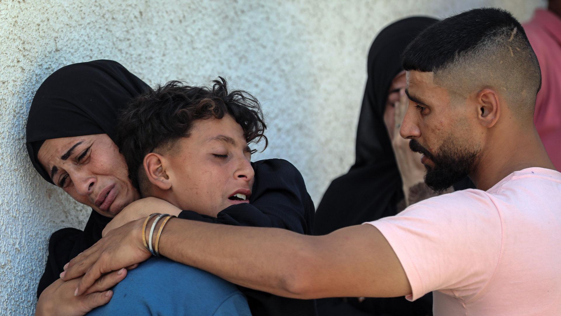 Palestinos lloran la muerte de sus familiares tras un ataque del ejército israelí en Gaza