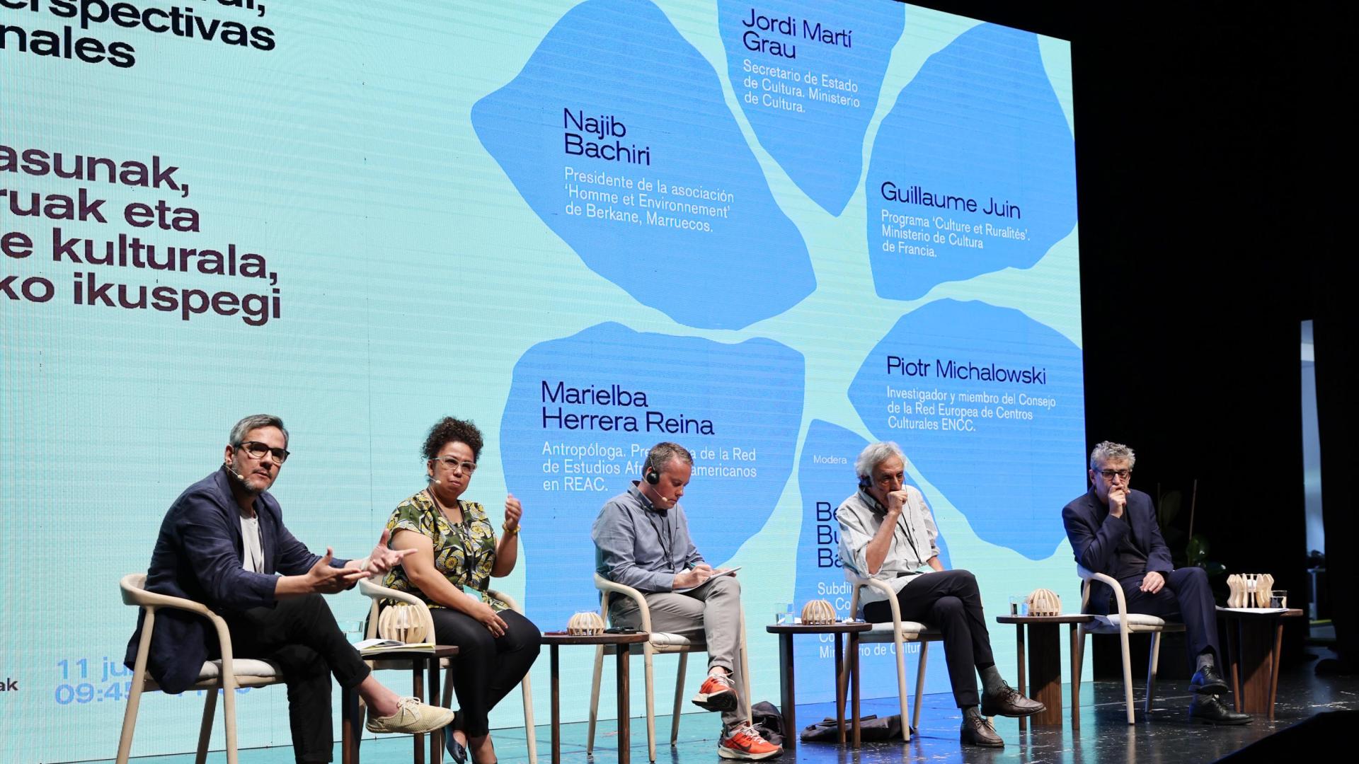 De izquierda a derecha: Benito Burgos Barrantes (gestor cultural y conservador de museos del Ministerio de Cultura español), Marielba Herrera Reina (antropóloga, docente universitaria y consultora cultural), Piotr Michalowski (miembro de la Junta Directiva de la Red Europea de Centros Culturales), Najib Bachiri (presidente de la asociación Homme et Environment) y Jordi Martí Grau (secretario de Estado de Cultura del Gobierno de España). Guillaume Juin (adjunto a la jefatura del departamento de Territorios del Ministerio de Cultura francés) intervino por videoconferencia