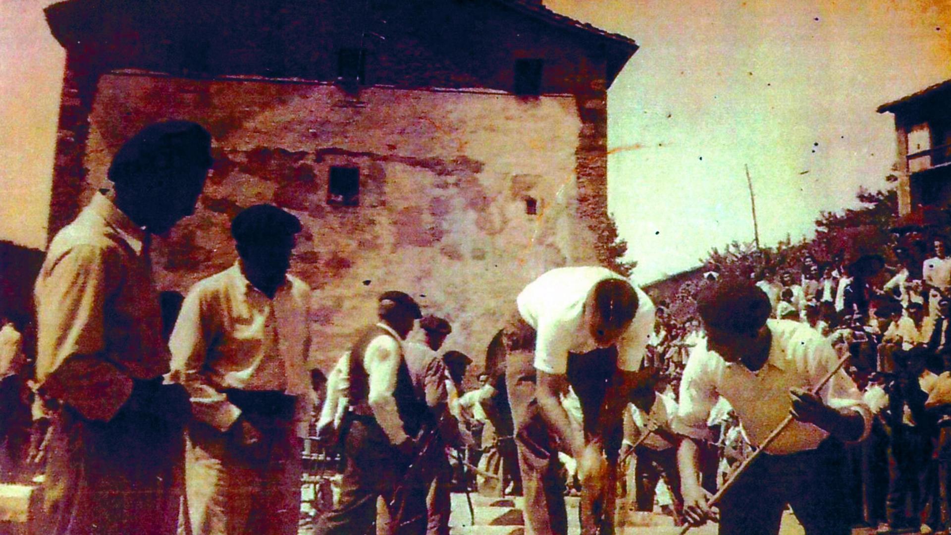 Imagen de de una prueba de aizkolaris en la explanada con el frontis anterior a 1945.