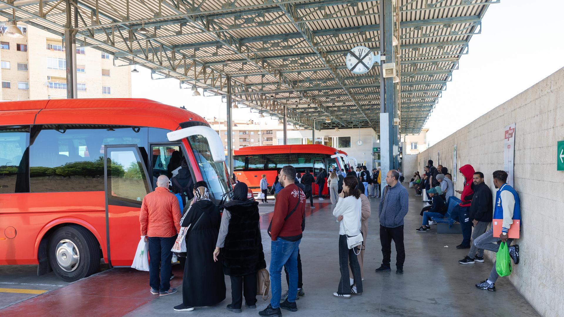 Numerosos viajeros esperan a montar en autobuses en la estación de Tudela