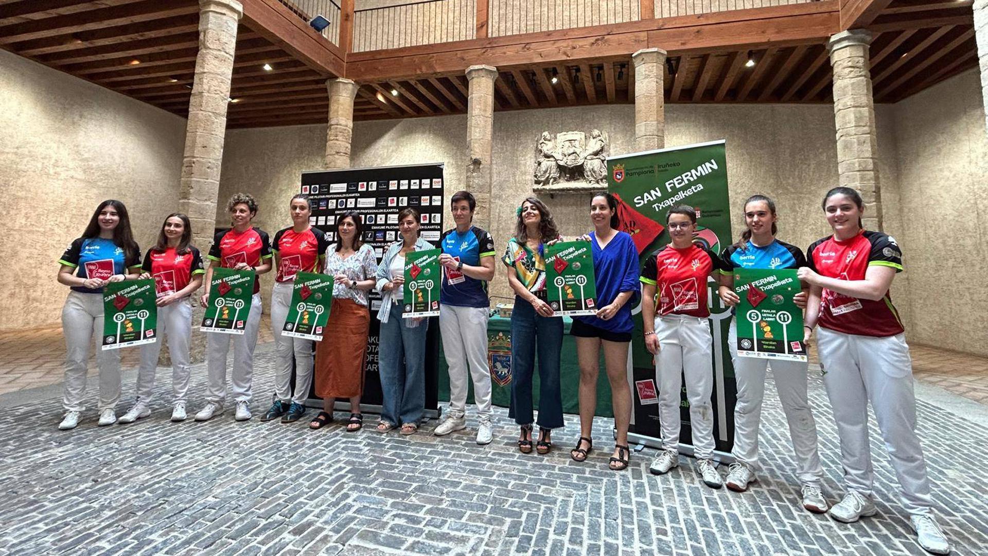 Algunas de las pelotaris participantes en el IV Torneo San Fermín de Ados Pilota posan junto a Beatriz Preciado, gestora de Cadena de Valor de INTIA, Silvia Astráin, representante de ADACEN, Maider Beloki, concejala del Ayuntamiento de Pamplona, y Rakel Arjol, presidenta de la Federación de Peñas de Pamplona