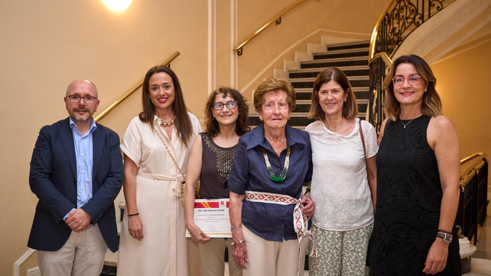 Izq. a dcha.: Alberto Lafuente Jiménez, Lucía Moreno Izco, la premiada Ana Hidalgo Ocaña, MªAntonia Soto, Adriana Goñi Sarriés y Azucena Díez Suárez