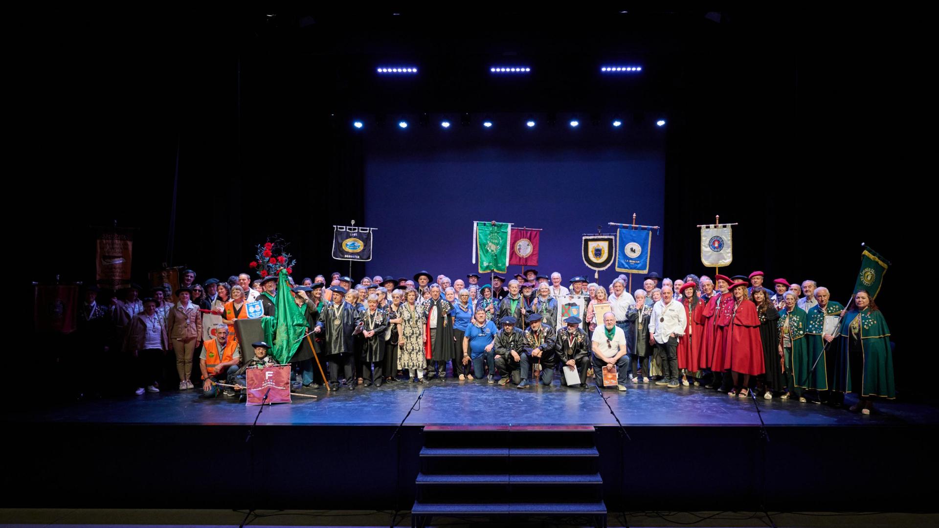 Homenajeados, miembros de todas las cofradías gastronómicas y musicales que acudieron ayer al XXXII Capítulo General de la Orden del Cuto Divino en Tafalla