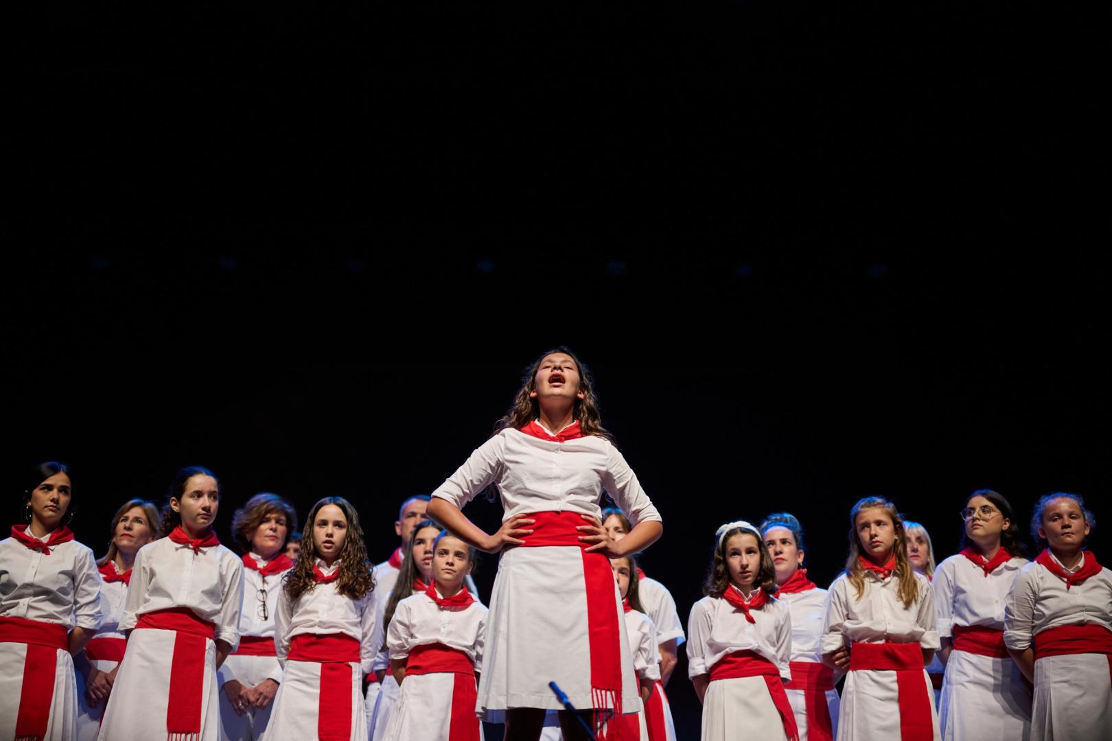 Clausura del acto bajo la participación de la Escuela de Jotas 'Hermanas Flamarique'