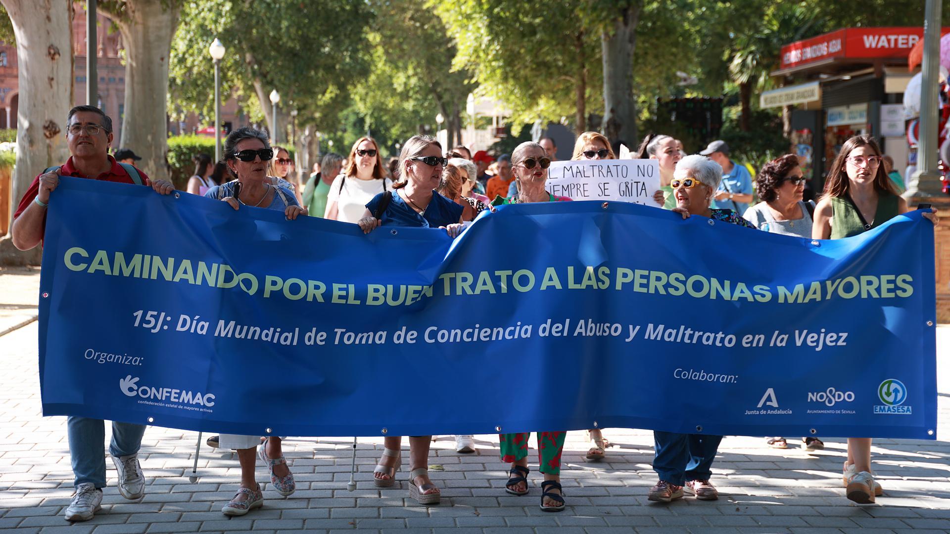 Varias personas marchan por el buen trato a las personas mayores en el Parque Maria Luisa de Sevilla /