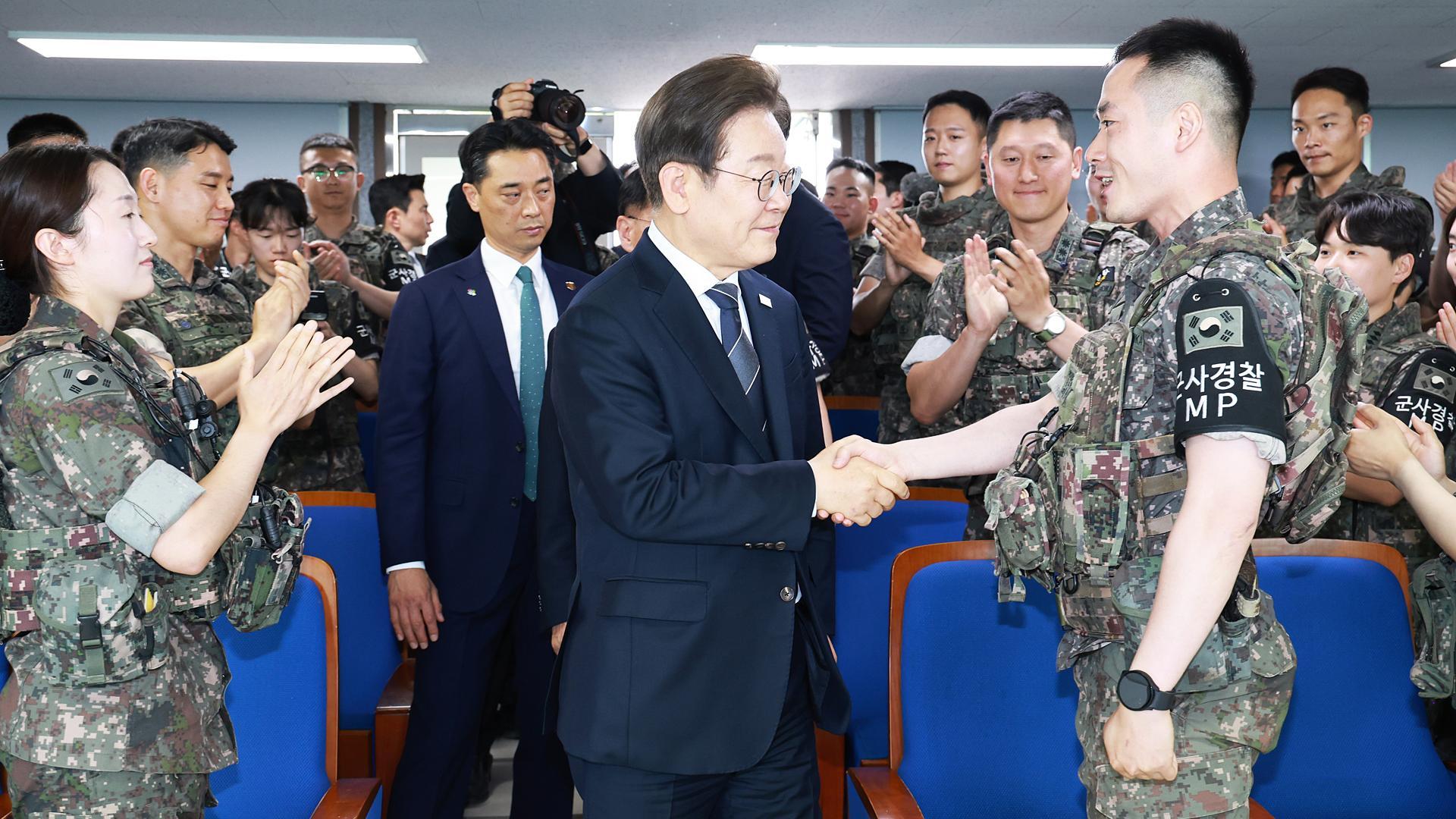 El presidente surcoreano, Lee Jae-myung, estrecha la mano de un soldado durante la visita a la zona fronteriza /