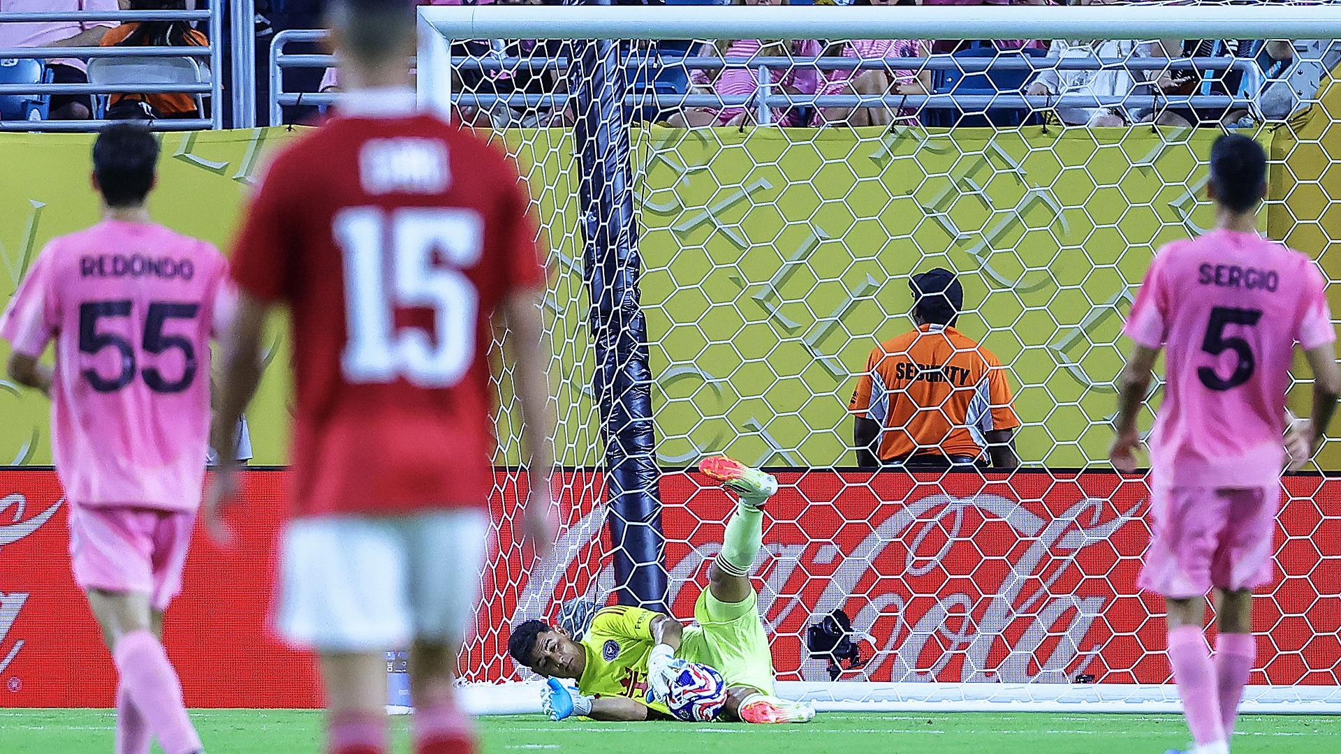 Oscar Ustari, meta del Inter Miami, ataja una de las ocasiones del Al Ahly /