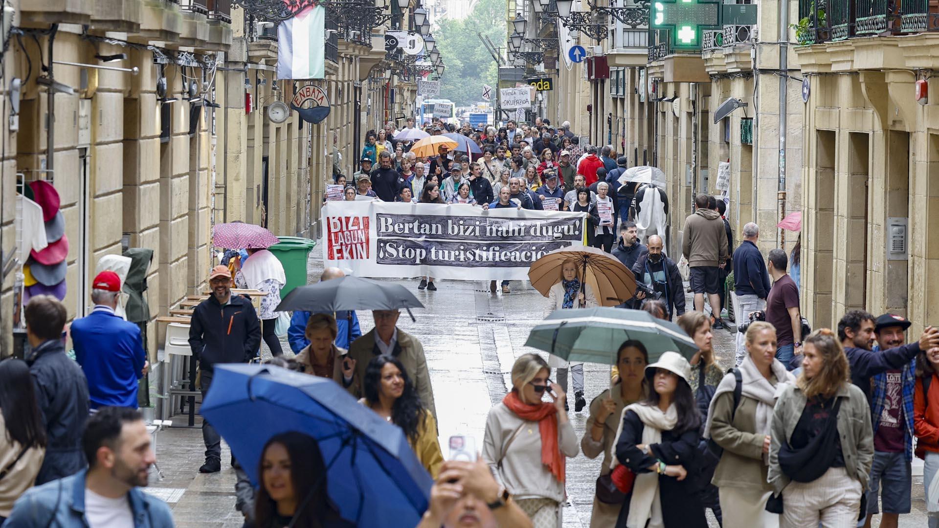 Decenas de personas han participado este domingo en la manifestación contra la 'turistificación' de San Sebastián