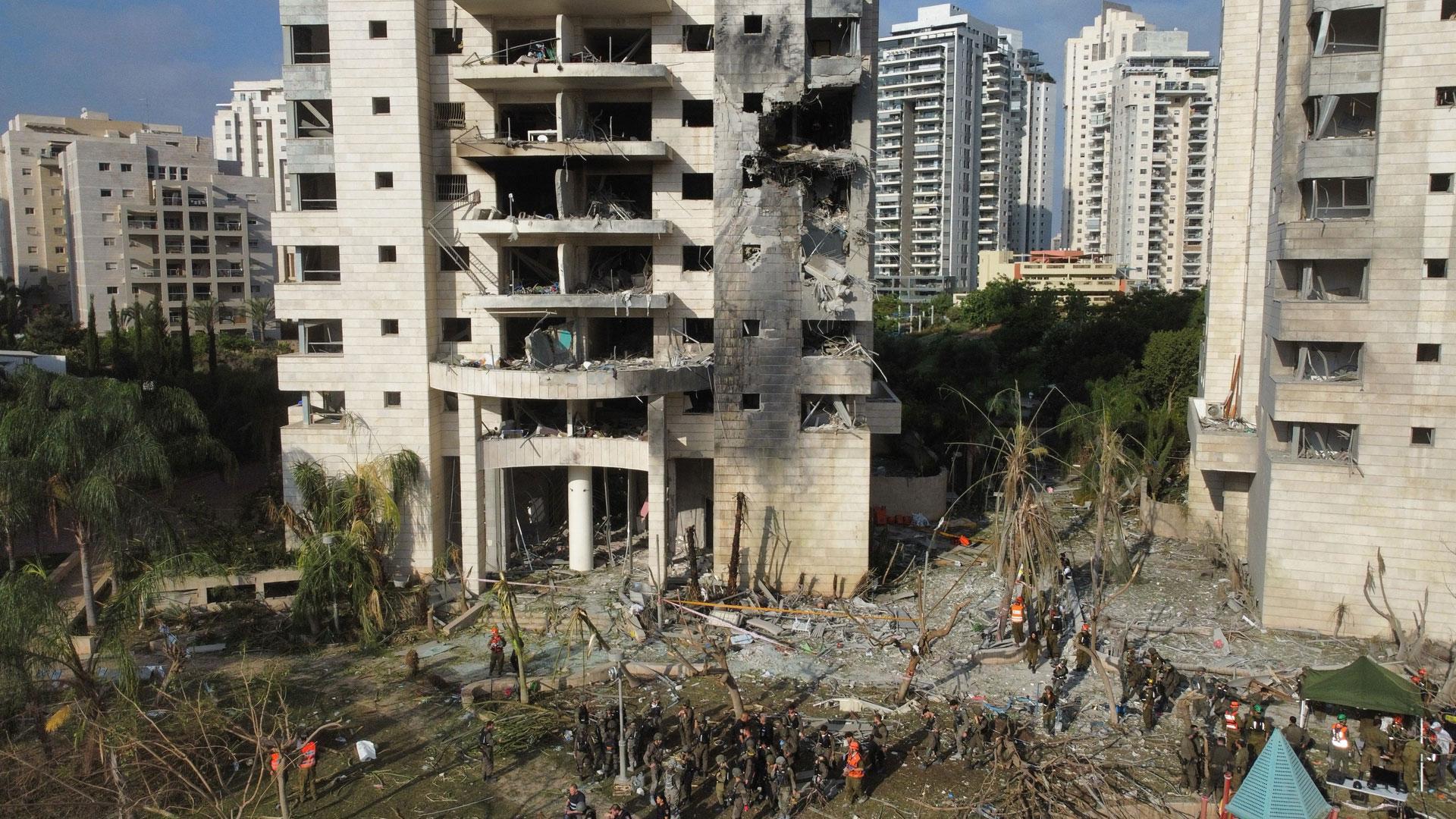 En la municipalidad de Petaj Tikva se informó del impacto de un misil en un edificio, en tanto que la policía reportó la caída de dos misiles en Tel Aviv.