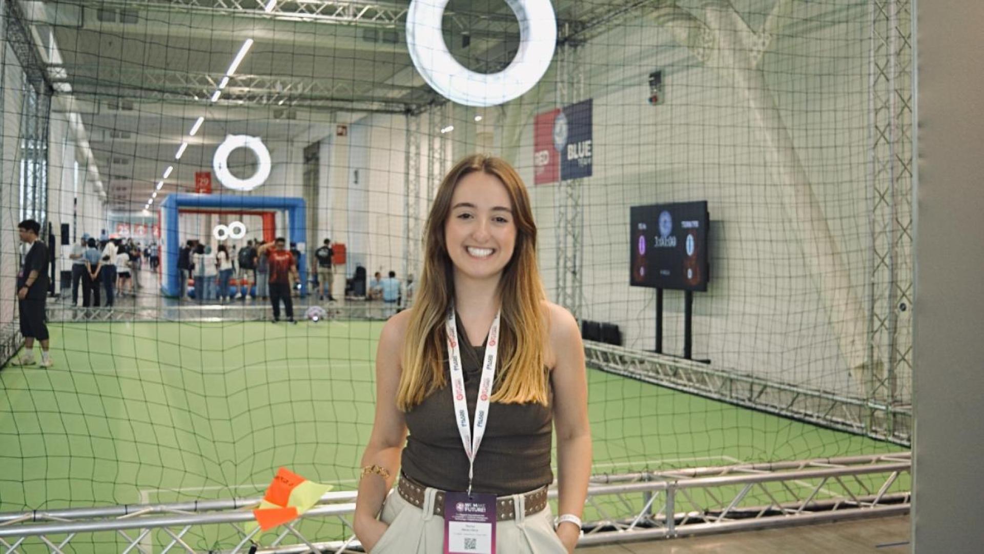 Nerea Pérez Oroz en uno de los torneos de drone soccer, en los que se compite por equipos para lograr meter goles con drones.