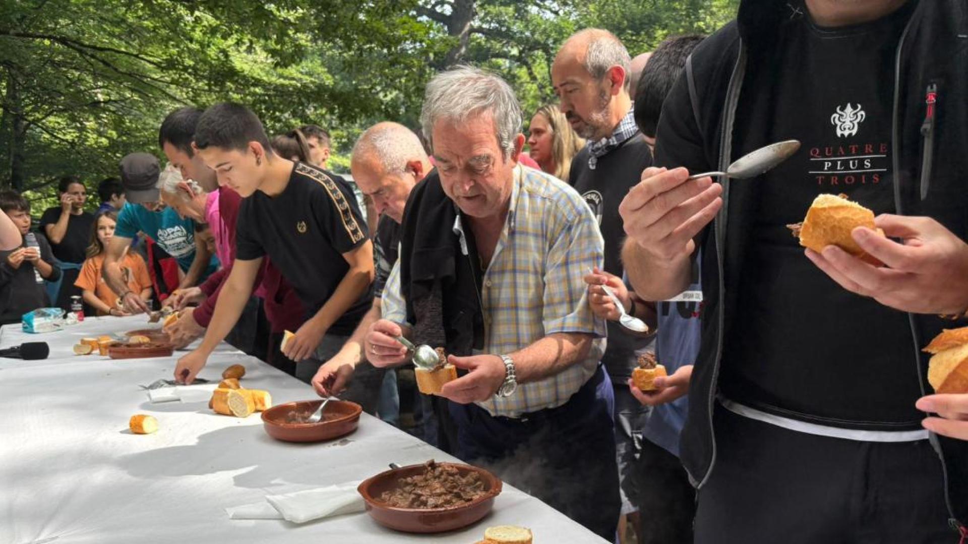 En la imagen, un grupo de personas degusta la fritada que se sirve por la mañana.