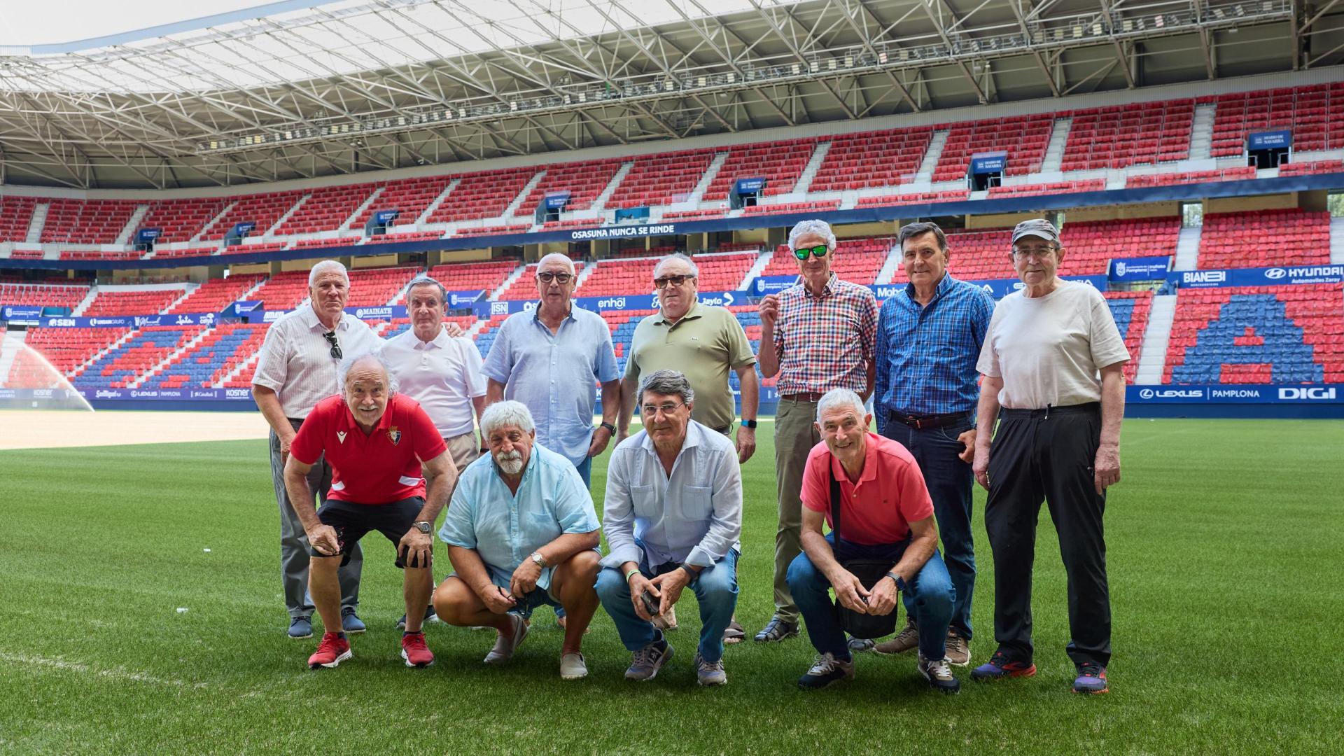 Arriba, de izquierda a derecha: Juan Jesús Ostívar, Julio Santamaría, Paco Gabari, Miguel Ángel Marín, José Manuel Ubani, Félix Erice y  Eduardo Berriozabal. Abajo, agachados, Chus Luengo, Ángel Lizoain, José Manuel Echeverría y Javier Vicuña. La imagen se tomó ayer en el estadio de El Sadar