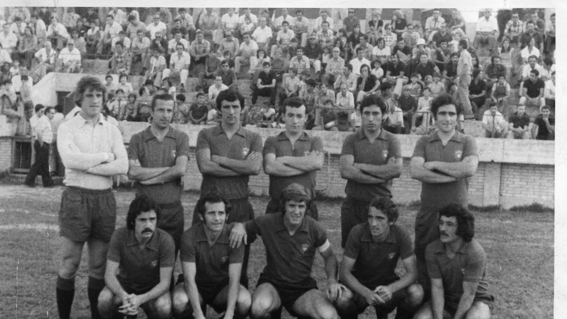 Una alineación de Osasuna en aquella temporada 1974-75. Arriba, de izquierda a derecha: Iparraguirre, Echevarría, Mata, Marín, Sánchez Rubio y Berriozabal. Abajo, Luengo, Gallastegui, Ostívar, Larrauri y Bosmediano.	archivo