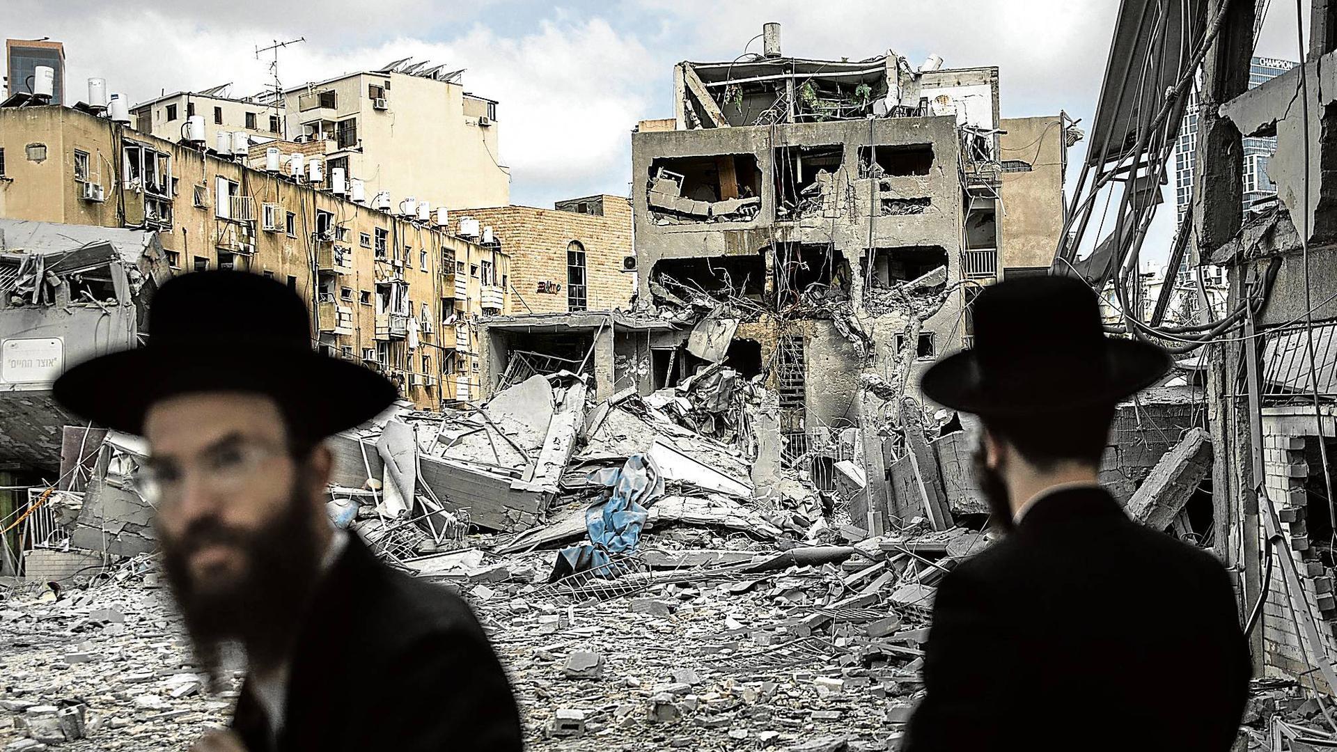 Daños causados por los proyectiles iraníes al este de Tel Aviv