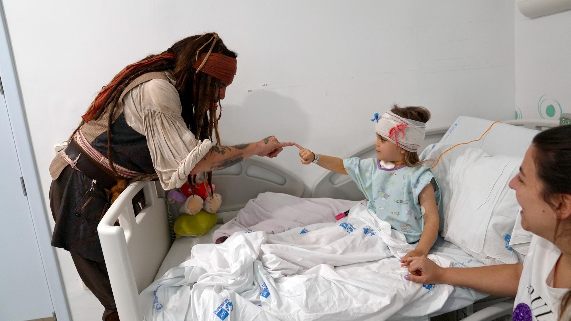 El actor Johnny Depp, con una niña paciente oncológica del Hospital Niño Jesús, en Madrid