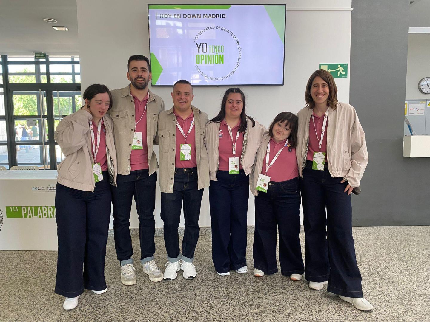 El equipo completo: Esther Iraizoz, Miguel Matellanes, Carlos Santana, Sandra Moreno, Sara Marcotegui y Olaia Martínez de Irujo.