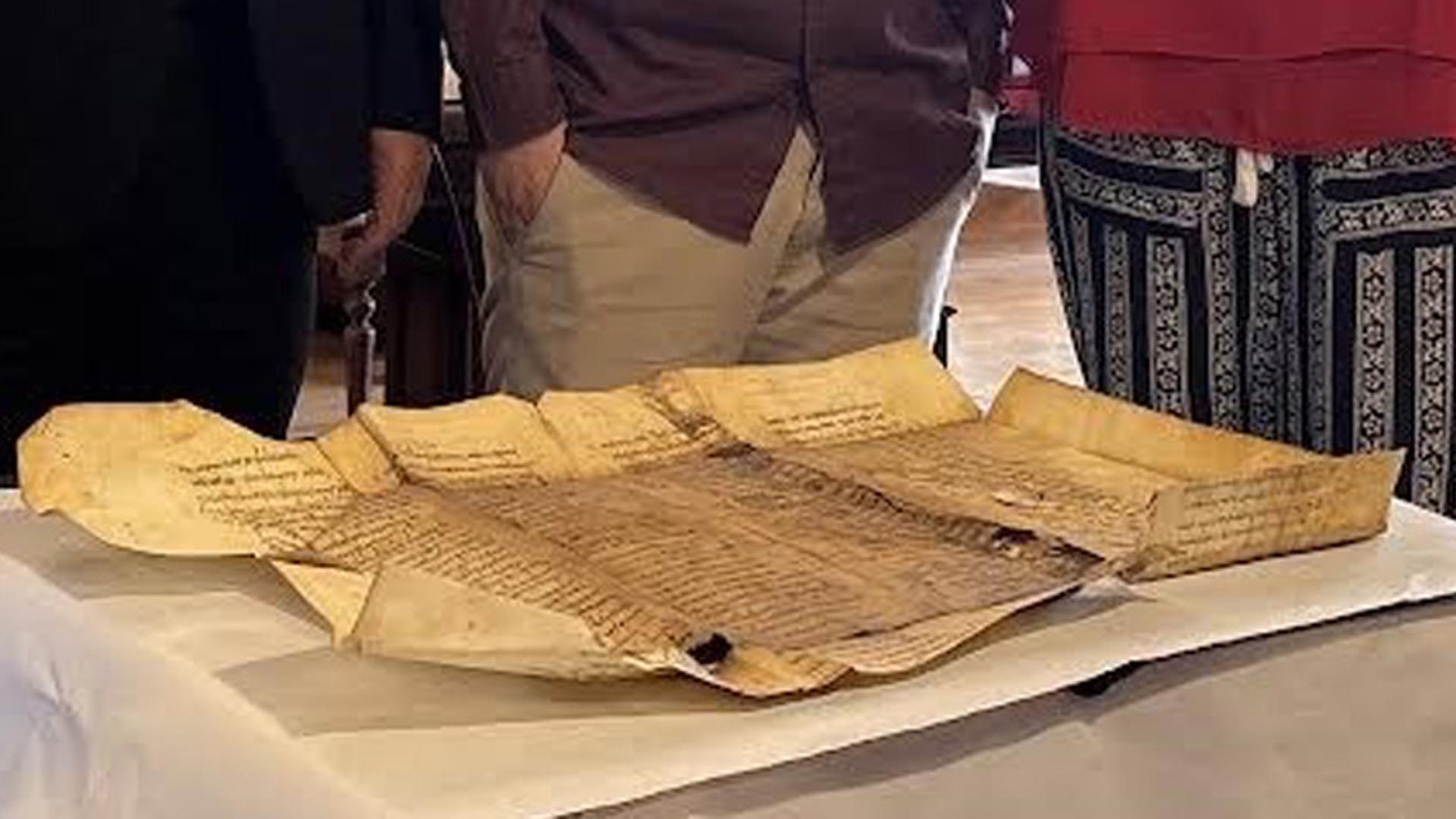 El pergamino había pasado desapercibido a lo largo de los años, ya que alguien lo recortó y lo utilizó como forro para proteger un libro de cuentas del siglo XVI