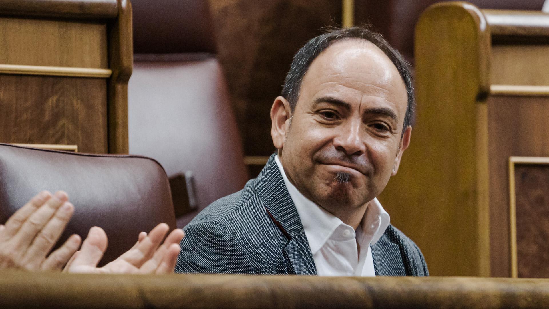 El nuevo diputado socialista, Ivan Cacho, en su escaño tras ocupar el escaño que ha dejado libre la dimisión de Santos Cerdán
Carlos Luján / Europa Press

19/06/2025 19 JUNIO 2025