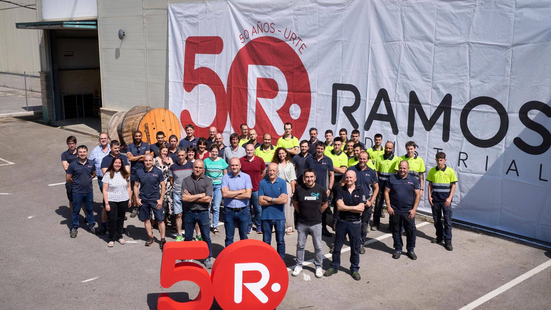 Parte de la plantilla del grupo Ramos Industrial que conmemora el 50 aniversario de su fundación.