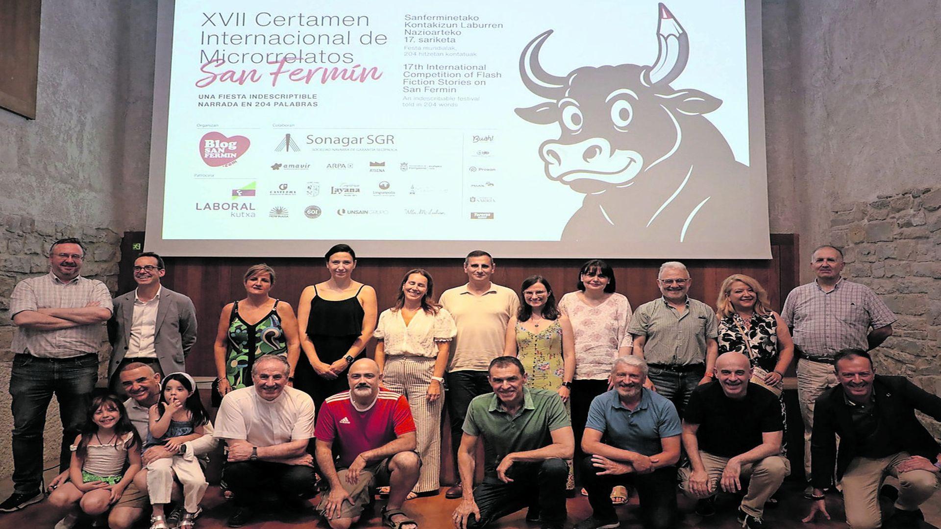Finalistas y jurado posan tras conocerse el fallo del certamen.