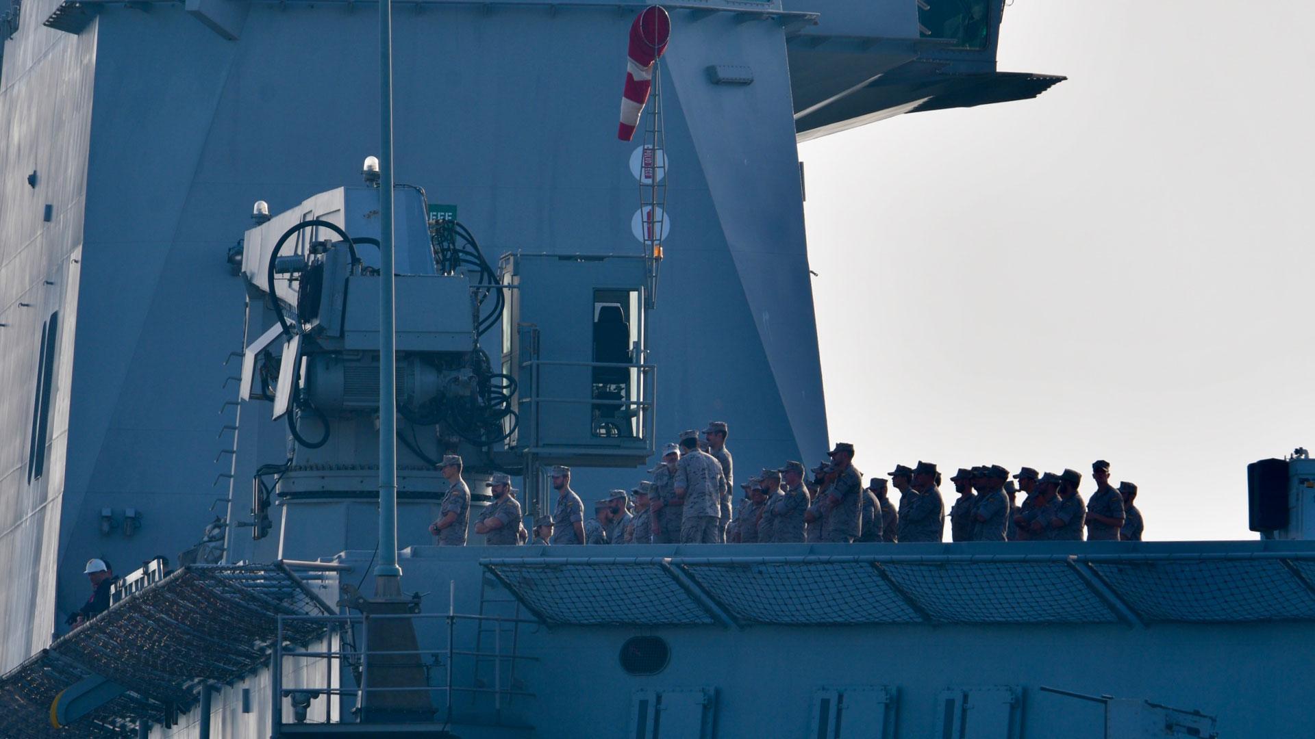 La Princesa Leonor ha llegado a bordo de la fragata Blas de Lezo a Ceuta, en la que realiza su formación naval, acompañada del buque Juan Carlos I.