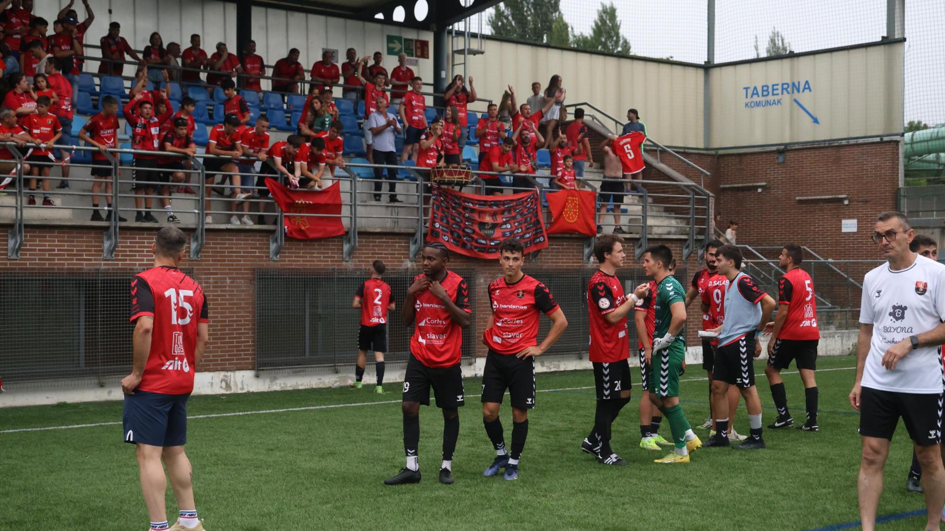 Los jugadores del Cortes agradecen a la afición desplazada desde la localidad ribera