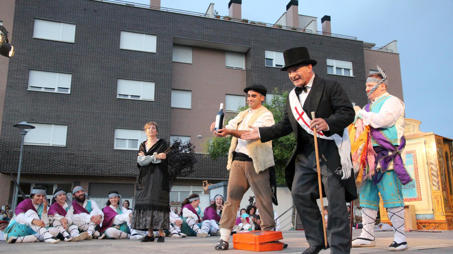 La Pepa, el Rabadán, el Alcalde y el Mayoral, durante una de las escenas del Paloteado de San Juan