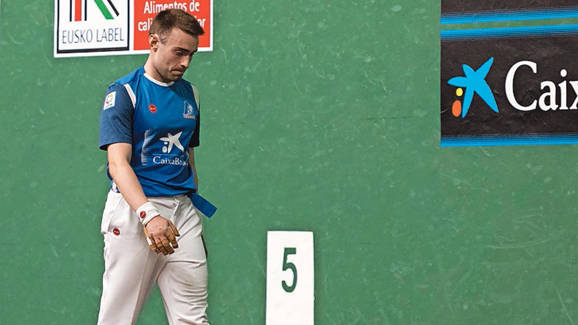 Un cabizbajo Iker Salaberria, en un duelo anterior