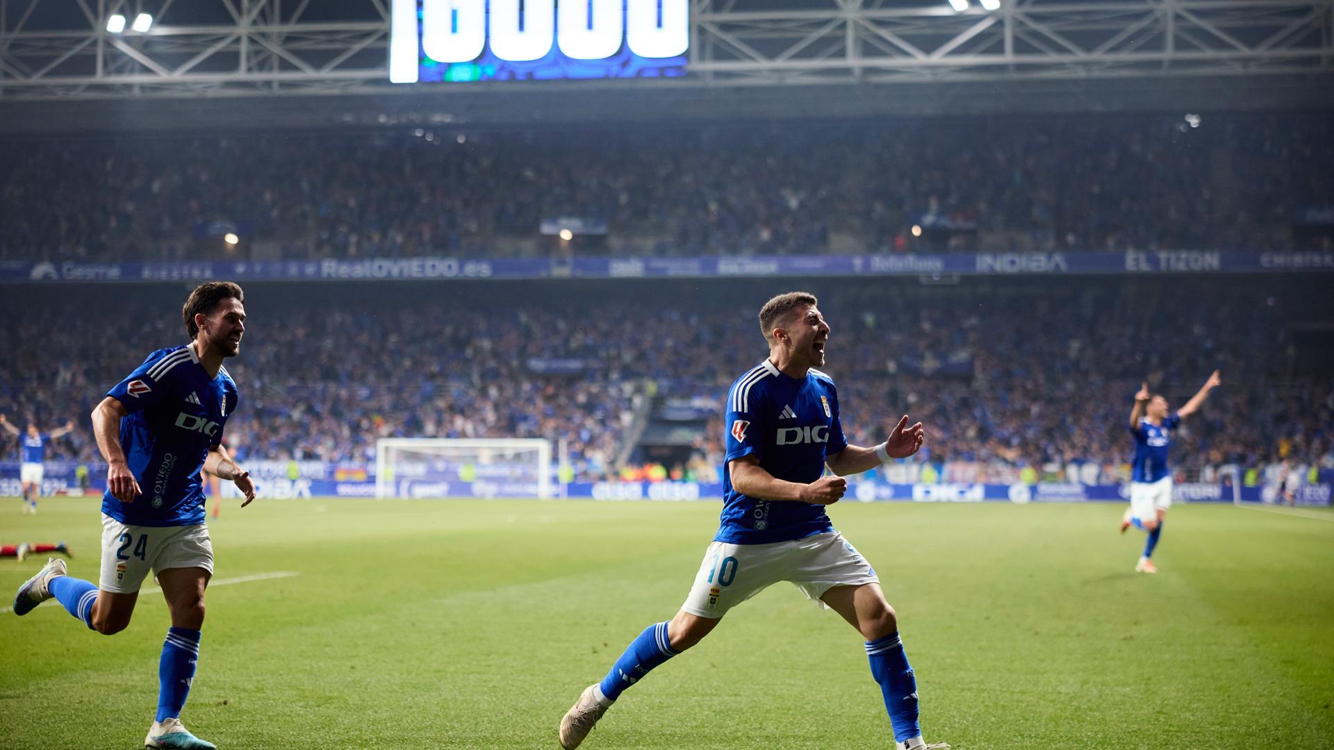 Portillo celebra el tercer tanto del Real Oviedo