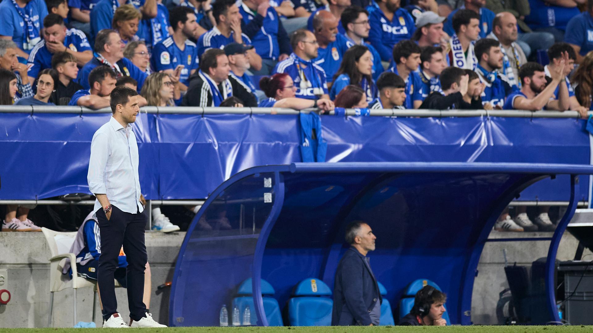 Alessio Lisci, ayer junto al banquillo del Carlos Tartiere donde dirigió su último partido con el Mirandés