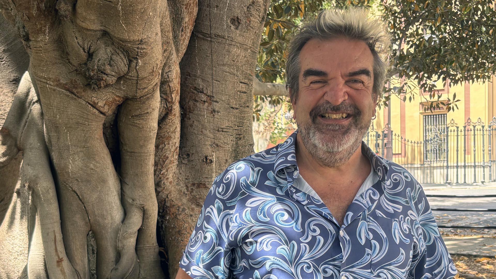 Gervasio Iglesias, productor de películas como "La isla mínima" o "Grupo 7" y actual subdirector del Área de Cine de TVE", posa en Sevilla en la que ha dicho que eludió llevar a Sor Ángela de la Cruz, Santa Ángela, a la pantalla después de que las Hermanas de la Cruz le dijeran que no concebían que una actriz la encarnara, por lo que entonces optó por escribir la novela "Ángela" (El Paseo)