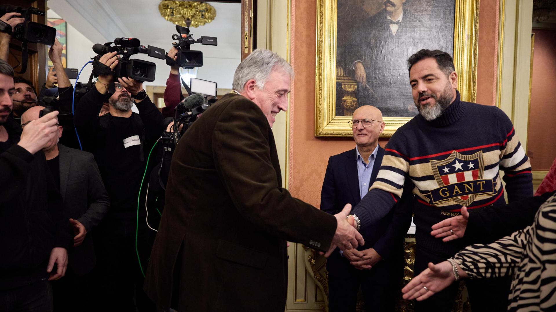 Asirón estrecha la mano de Alzórriz, después de ser elegido alcalde tras la moción de censura a Cristina Ibarrola