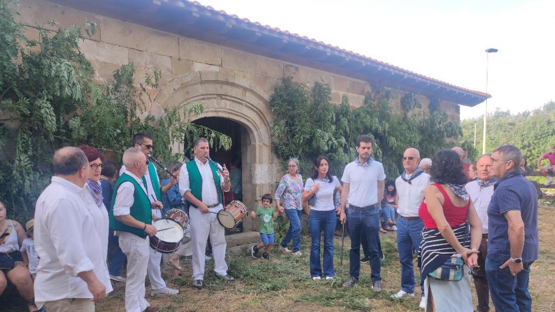 Txistularis y miembros de la corporación municipal de Alsasua, antes de acceder a la ermita de San Juan.