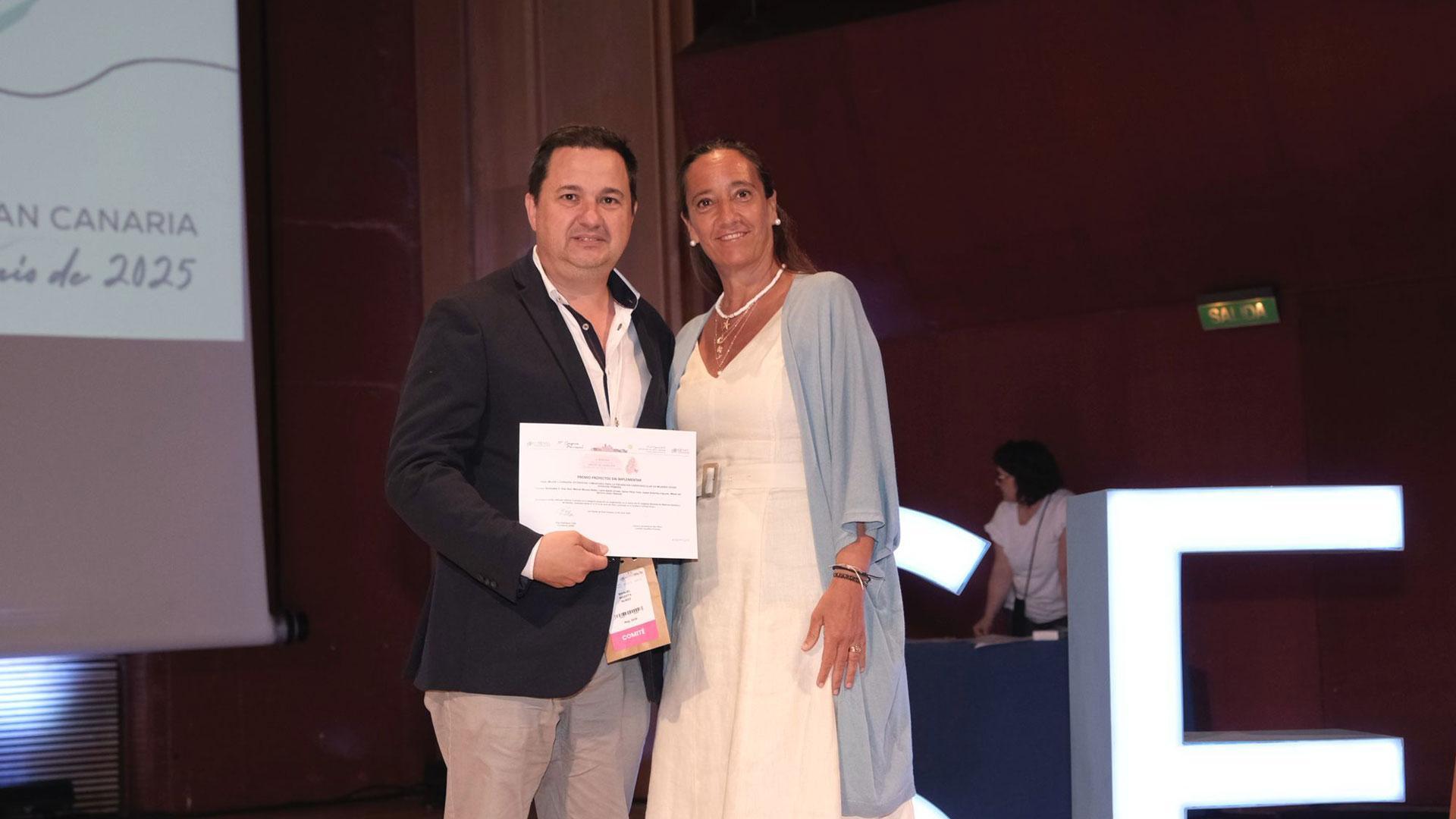 El doctor Manuel Mozota, del centro de salud de Noáin, recogiendo el premio de la Sociedad Española de Médicos Generales y de Familia