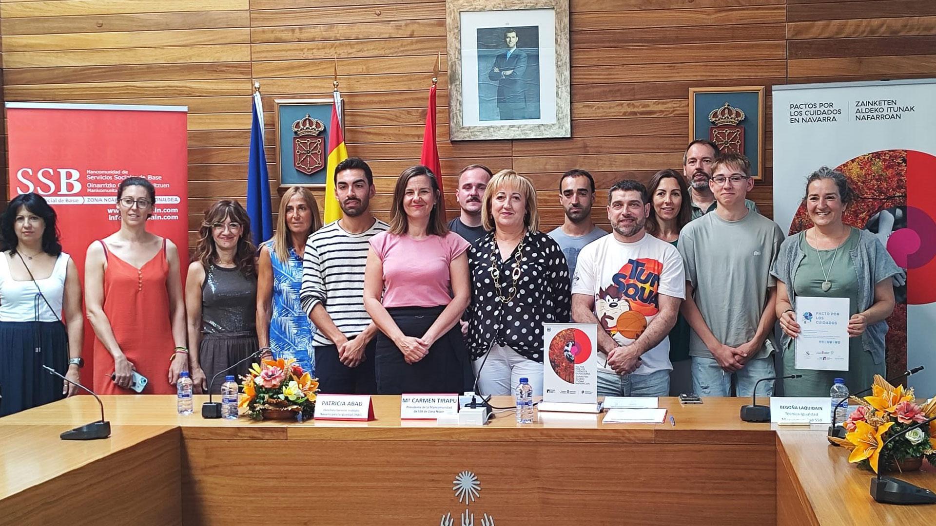La directora gerente del INAI / NABI, Patricia Abad, y la presidenta de la Mancomunidad de SSB de Zona de Noáin, Mª Carmen Tirapu, con representantes de entidades y colectivos adheridos al Pacto Local por los Cuidados.