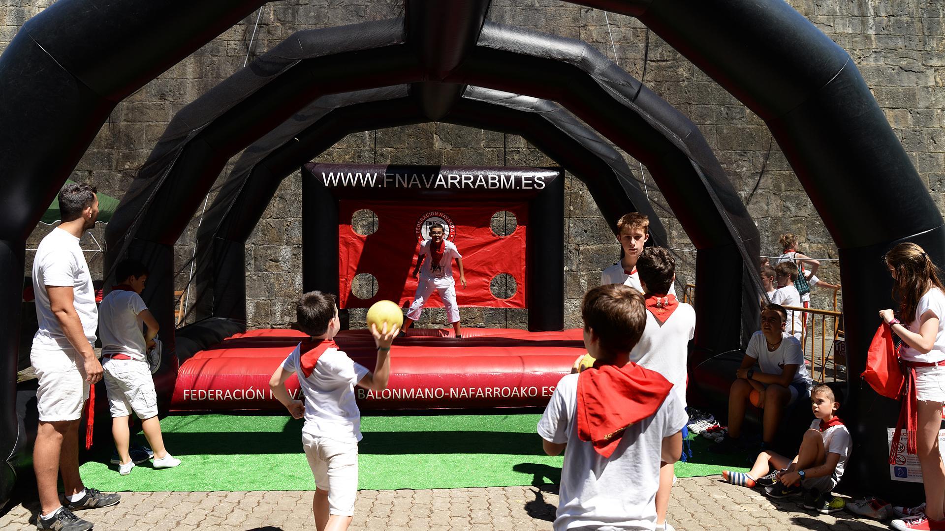 Varios niños practican lanzamiento de balonmano en unos Sanfermines anteriores en el marco del Kirolari Sport Kids /
