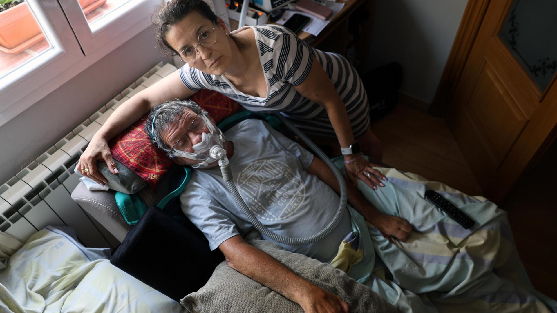 Nunca imaginamos, hace un año, que la ELA nos arrastraría hasta una situación tan devastadora». Carlos Ardanaz y María Baigorri, esta semana en su casa.