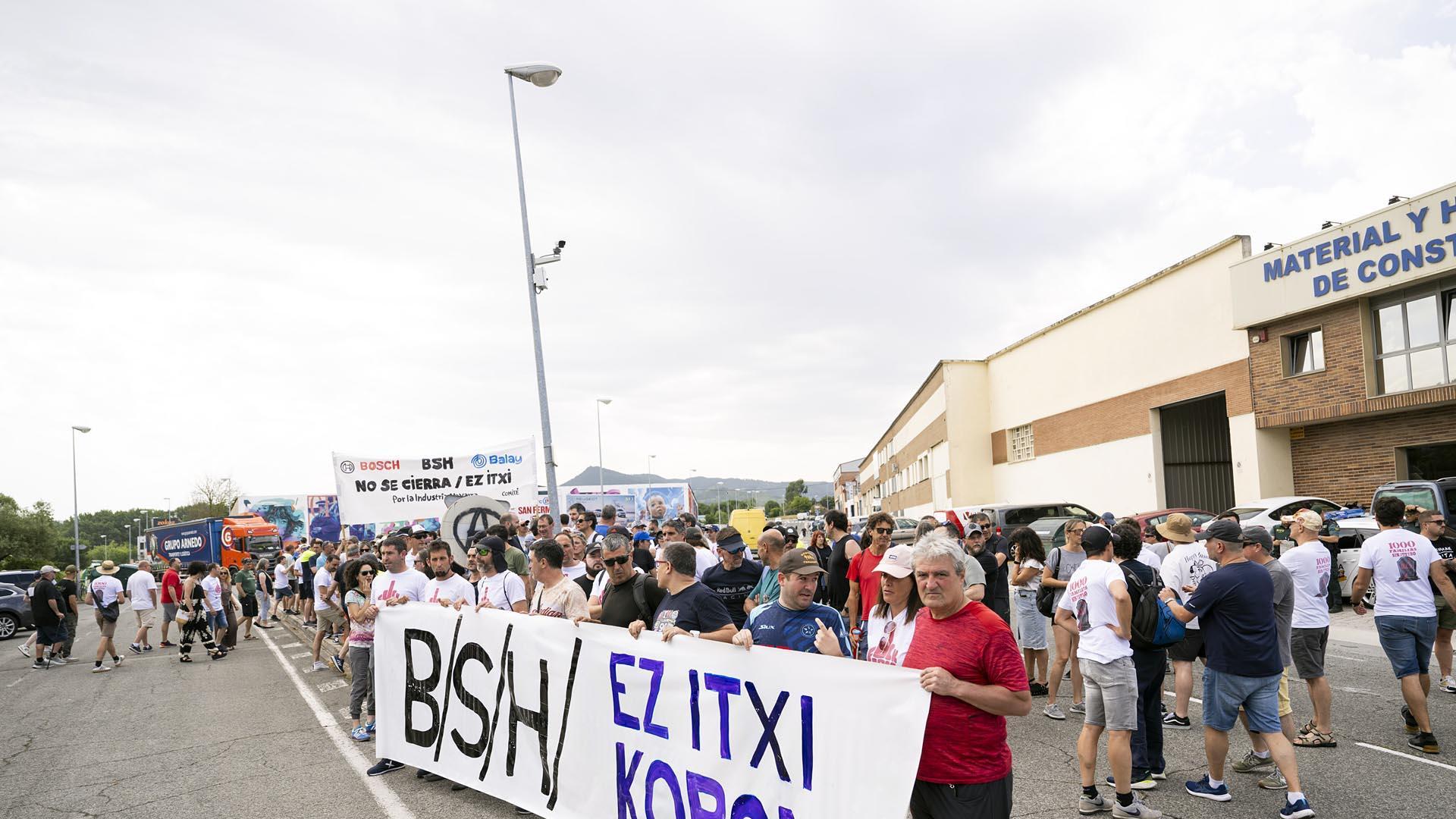 Fotos de la protesta de los trabajadores de BSH Esquíroz en la segunda reunión de negociación del ERE