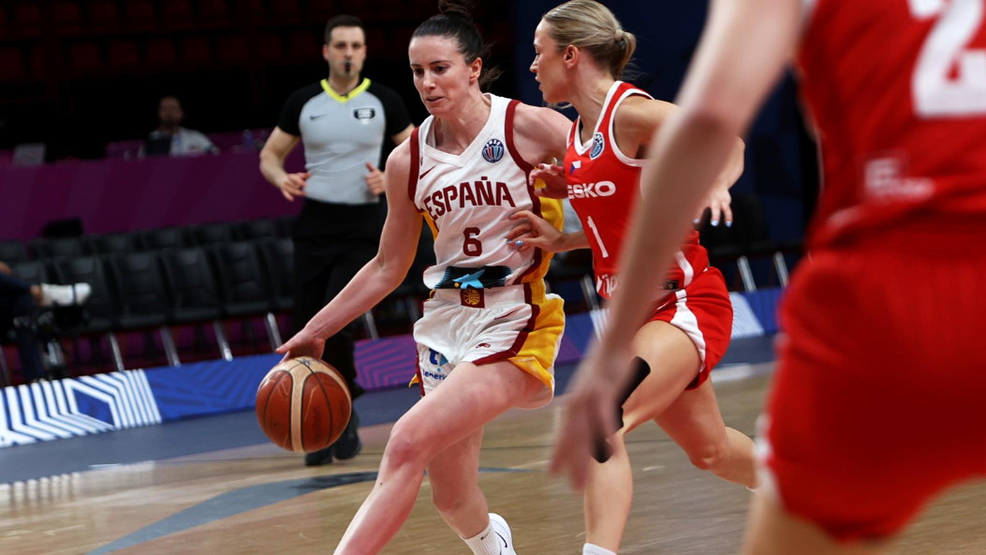 La española Aina Ayuso conduce el balón ante la defensa checa Katerina Zeithammerova  /