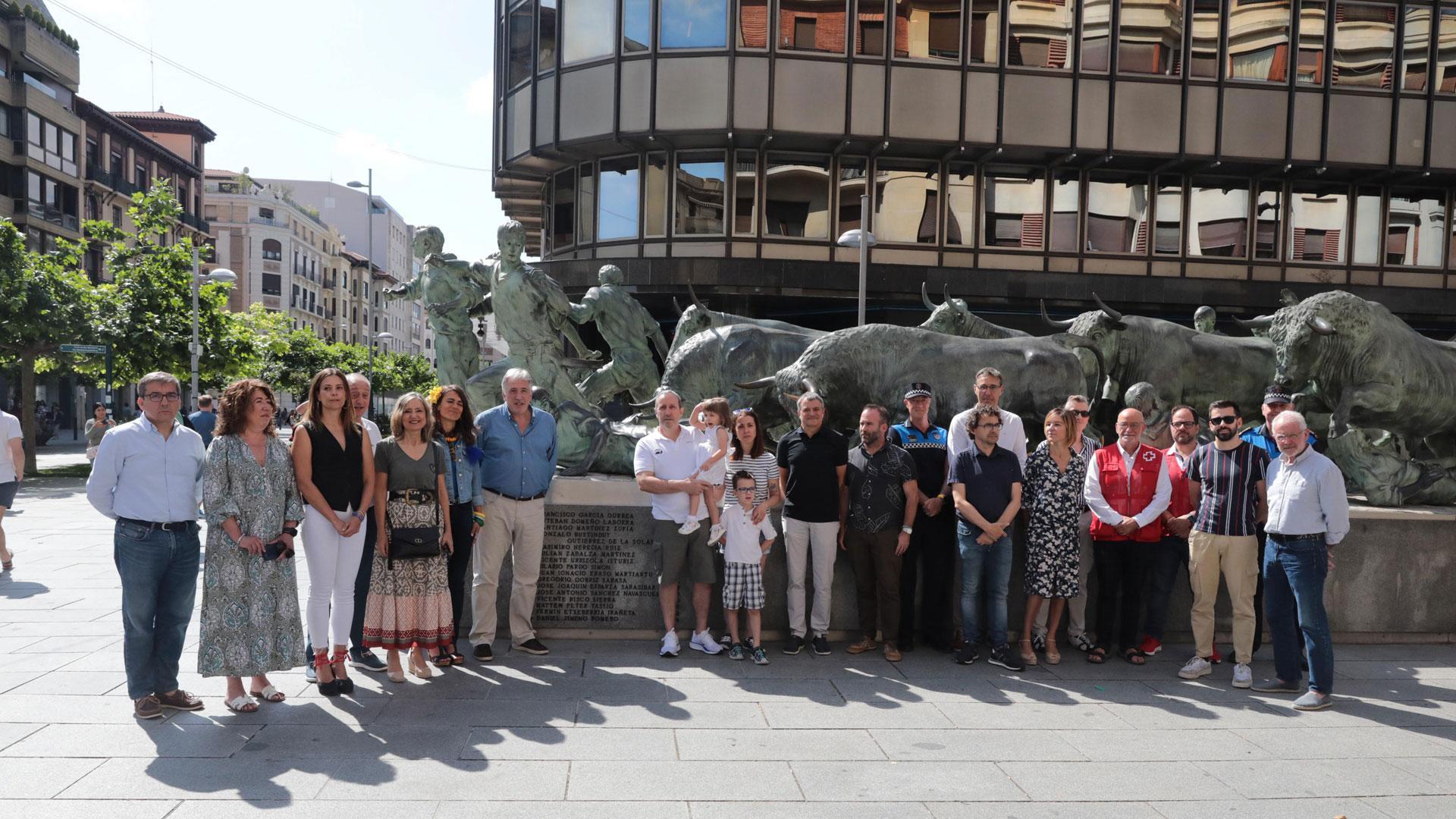 Familiares de los fallecidos y representantes del Ayuntamiento de Pamplona, junto al Monumento al Encierro