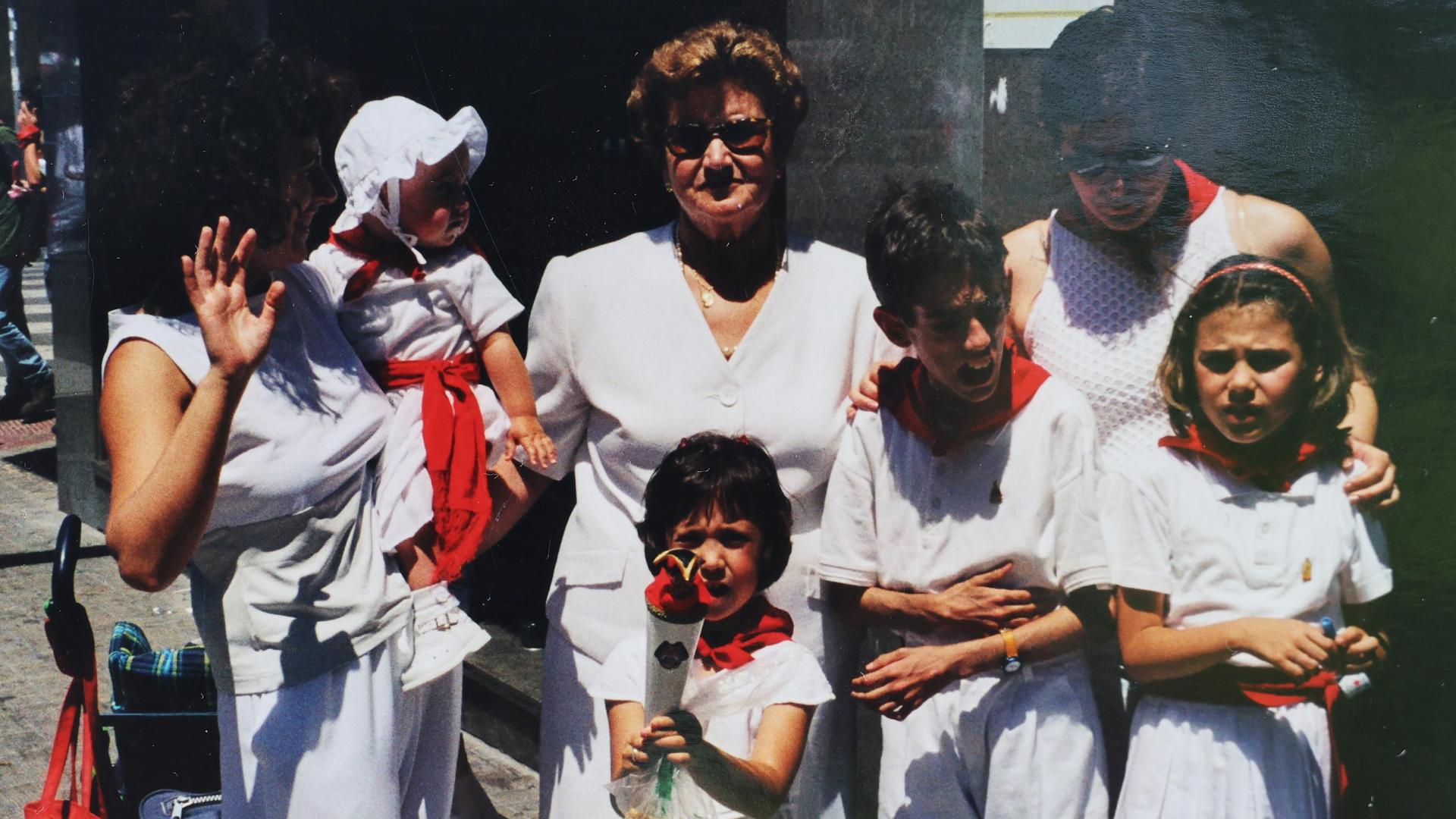 Uxue Pérez Molina, en brazos de su madre, el día de su primer cumpleaños. Junto a ellas, su hermana, tres primos y su abuela Adelaida, a quien recuerda con cariño