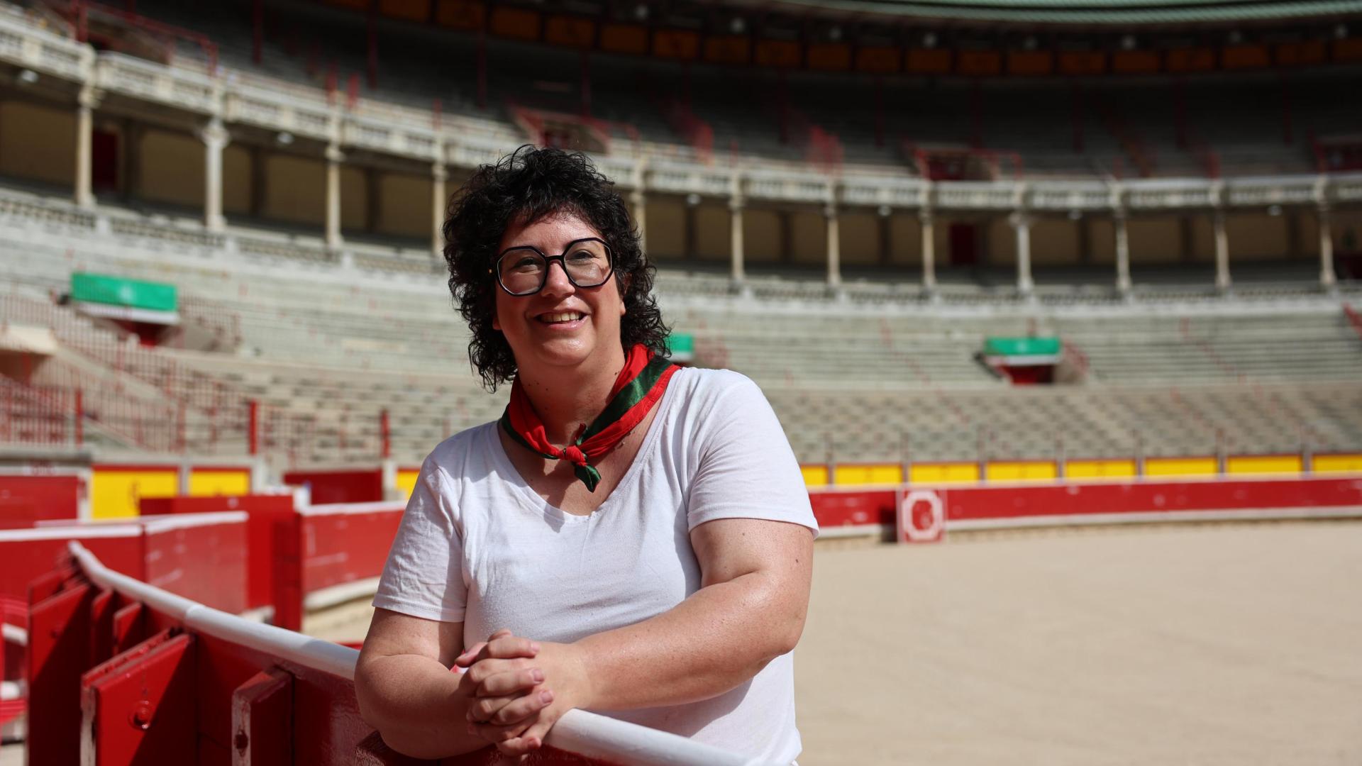 Edurne Fuertes Arrizabalaga, pamplonesa de 46 años, posa en la Plaza de Toros de Pamplona, lugar con el que más vinculación siente durante todos sus Sanfermines