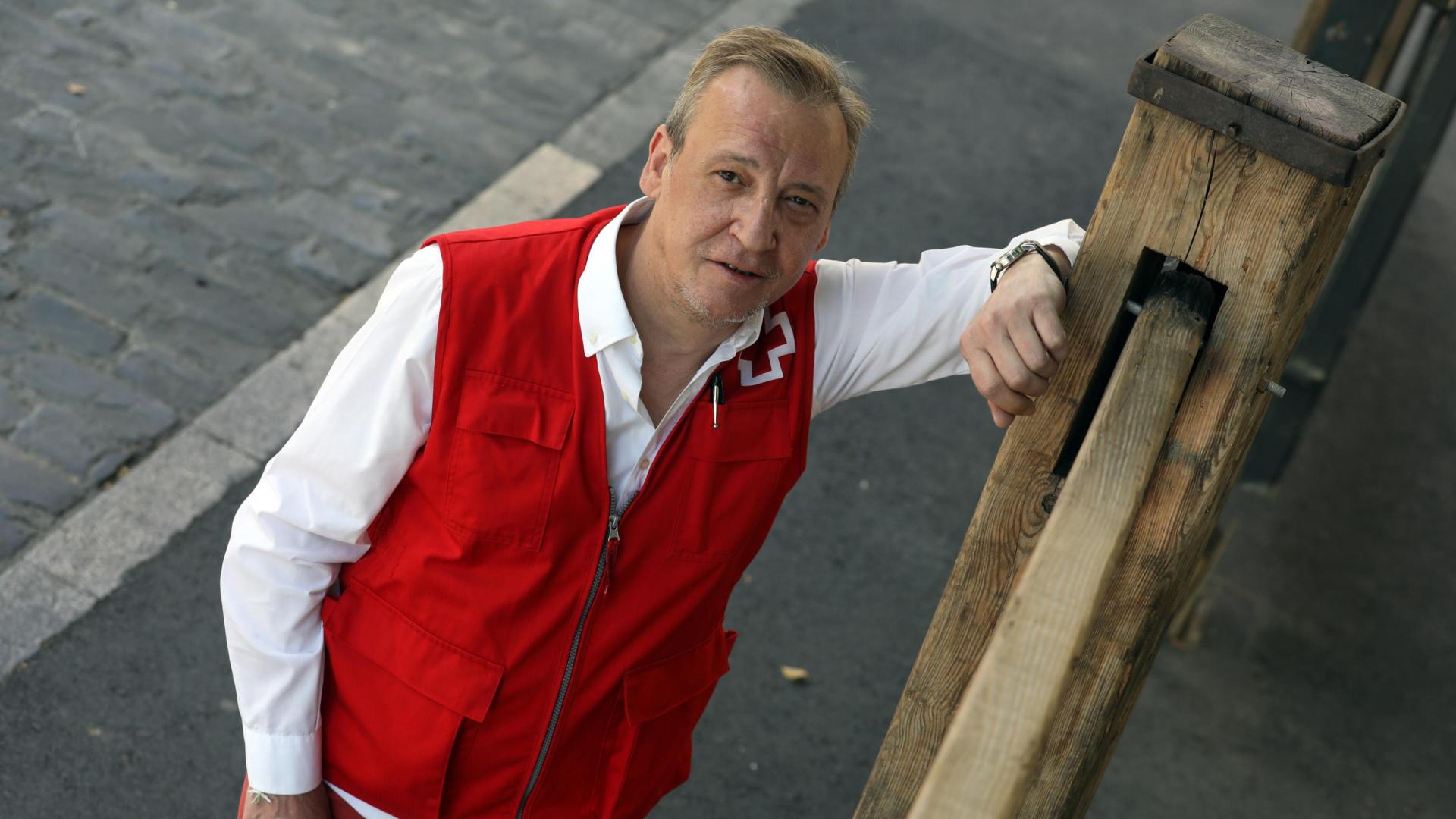 José Aldaba Legazpi junto al vallado de Telefónica, desde donde daba el parte de heridos de cada encierro de San Fermín