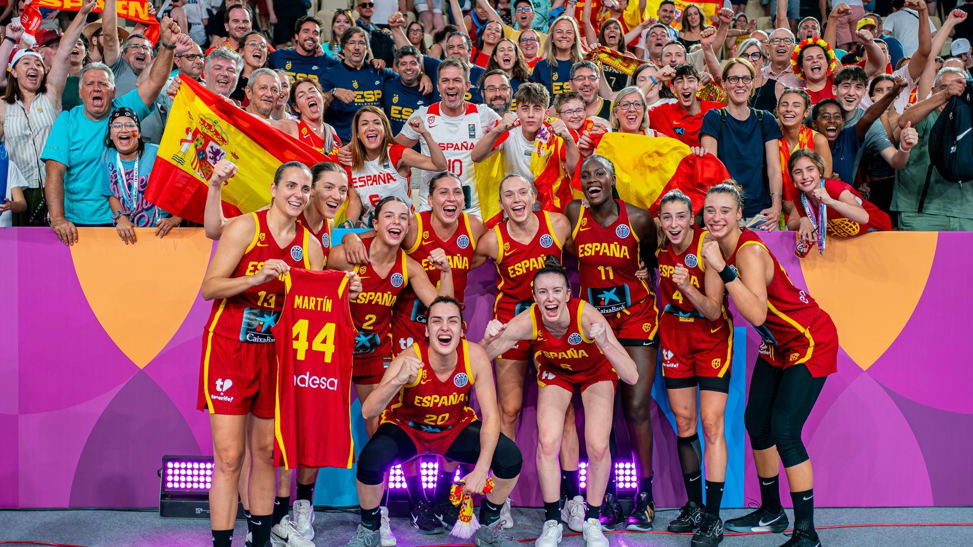 La selección española celebra su victoria ante Francia este viernes, durante el partido de semifinales del Eurobasket Femenino