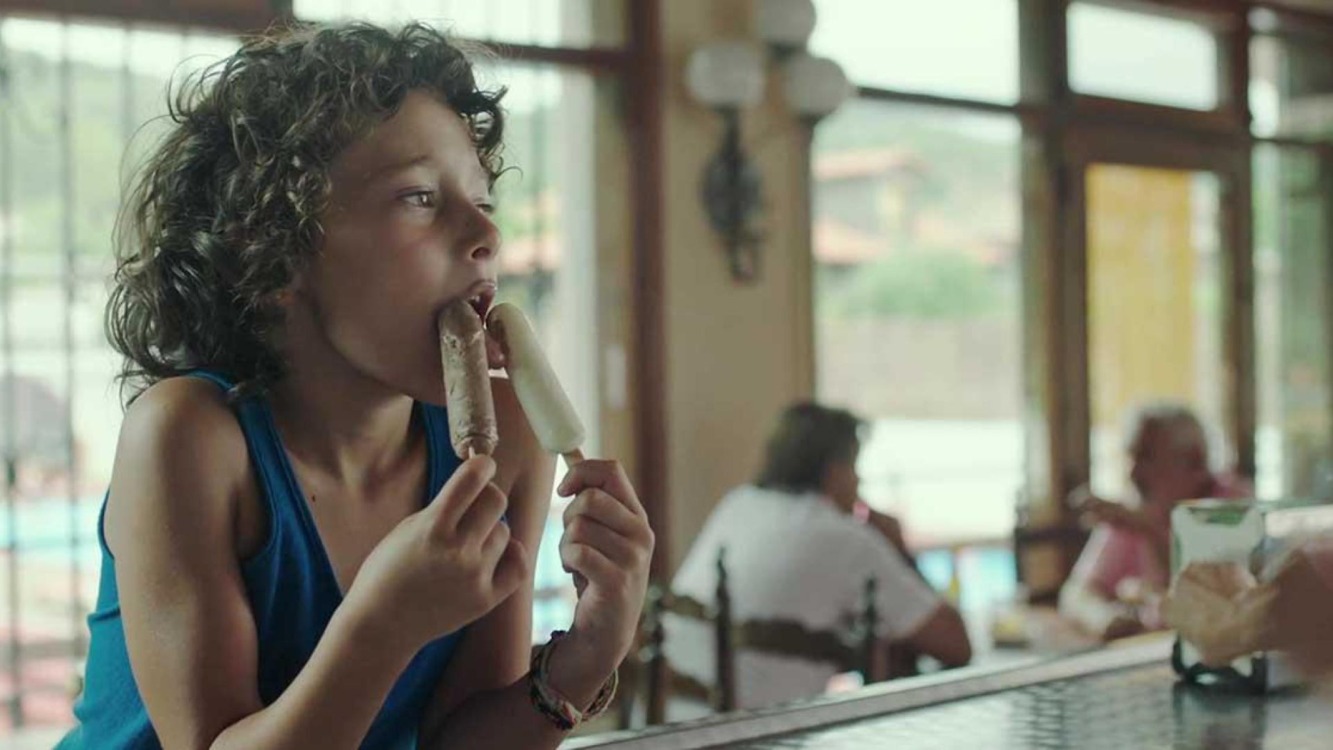 Frida (Laia Artigas) da vida a la directora de cine Carla Simón en su ópera prima, 'Verano 1993'.